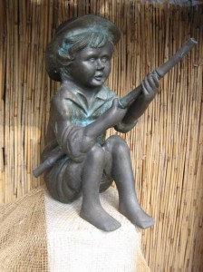 Harasimowicz ogrody - Figura z brązu - chłopiec z tyczką